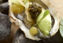 Oester met granny smith met gel van citroen en ijs van avocado