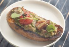 Toast met gerookte auberginekaviaar