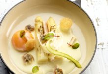 Asperges met gerookte paling en zachte eierdooier