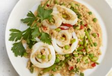Bulgursalade in karnemelk met inktvisringen