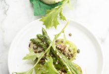 Carpaccio van groene tomaat met asperges, noten en geitenkaas
