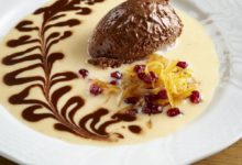 Mousse van zwarte chocolade en sinaasappelparfum en vanilleroom