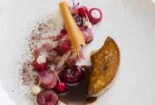 Gebakken eendenlever met Limburgse kersen, framozen en Griekse yoghurt