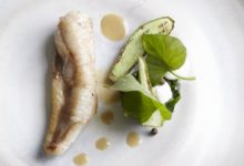 Gebakken zeeduivel, augurk, yoghurt en pepersaus