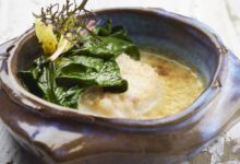 Gegratineerde Noordzeekrab met champagnesaus, spinazie en kruidensla