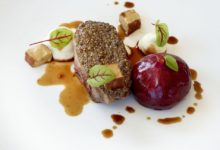 Gelakte eendenfilet met gekonfijte vijg, selderpuree en ganzenlever