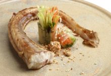 Gelakte hondshaai, springroll, sesam en pindapasta