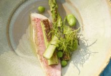 Gestoomde zeebarbeel met asperges, tuinbonen en erwten