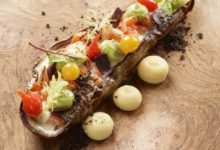 Gevulde aubergine met zomerse salsa van mozarella en tomaat