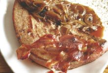 Kalfslever met zure ajuinsaus en spek