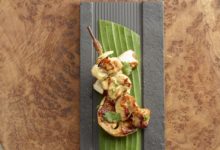 1 witte aubergine 1 kippenfilet Enkele ajuinrokken Limoenzeste Verse koriander Voor de lackage van de aubergine 25 g gembersiroop 15 g mirrim 2teentjes look 1 el kandijsuiker 6g sesamolie 60 g sojasaus Voor de marinade van de kip 15 cl kokosmelk Sap en zeste van 2 citroen Honing 1 theel snippers van rood chilipepertje Curry