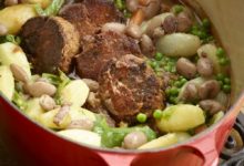 Navarin van melklam met lentegroenten