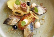 Lauwe gemarineerde haring met rataardappelen