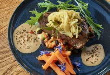Gegrilde steak met papaya en frietjes van zoete aardappel