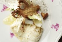 Gestoomde pladijs met bloemkool, girolles en kappertjes
