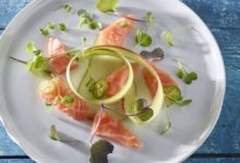 Rauwe zalm met gepekelde peer en rabarber