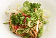 Thaise salade met lokale zomergroenten
