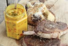 Varkenskoteletten met pickles en gepofte bloemkool