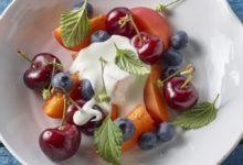 Zomerfruit met witte chocolade, yoghurt en verbana