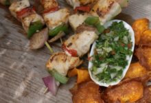 Zwaardvis met chimichurri en chips van zoete aardappel