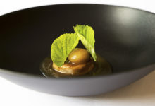 CONSOMME VAN KALFSVLEES, KNOLSELDER EN JONGE LINDEBLADEREN