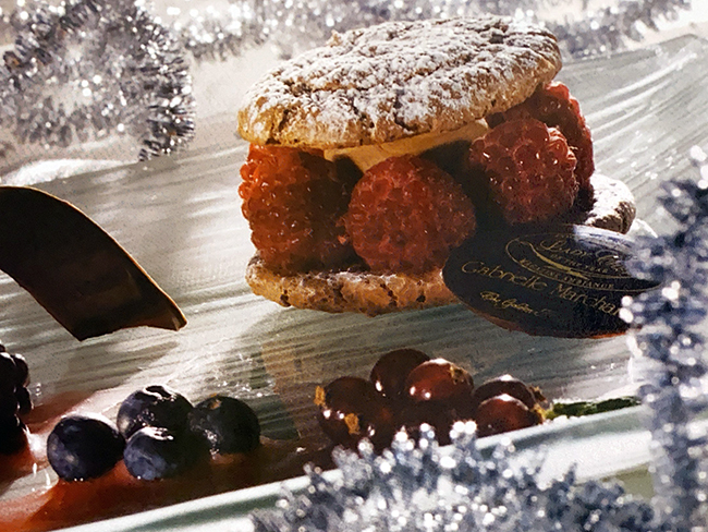 Macarons frambozen hazelnootvulling karamelsaus