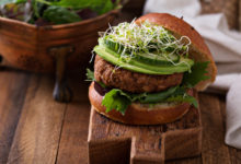 Zwartebonenburger met Spaanse peper en kurkuma