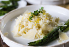 Risotto van gedopte erwtjes met gemarineerde asperges