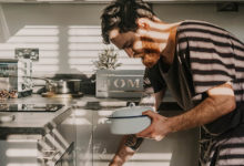 mannen in de keuken