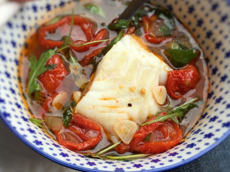 Soep van zongedroogde tomaten en kabeljauw