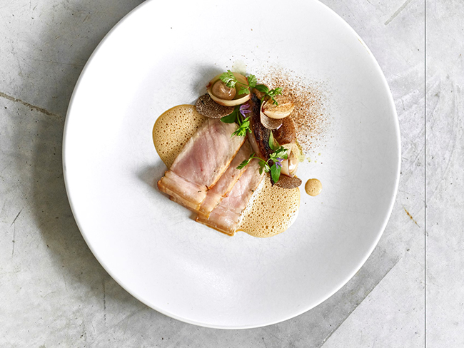 Piétrain de Grain-varkenskotelet, uien & zwartelookmayonaise
