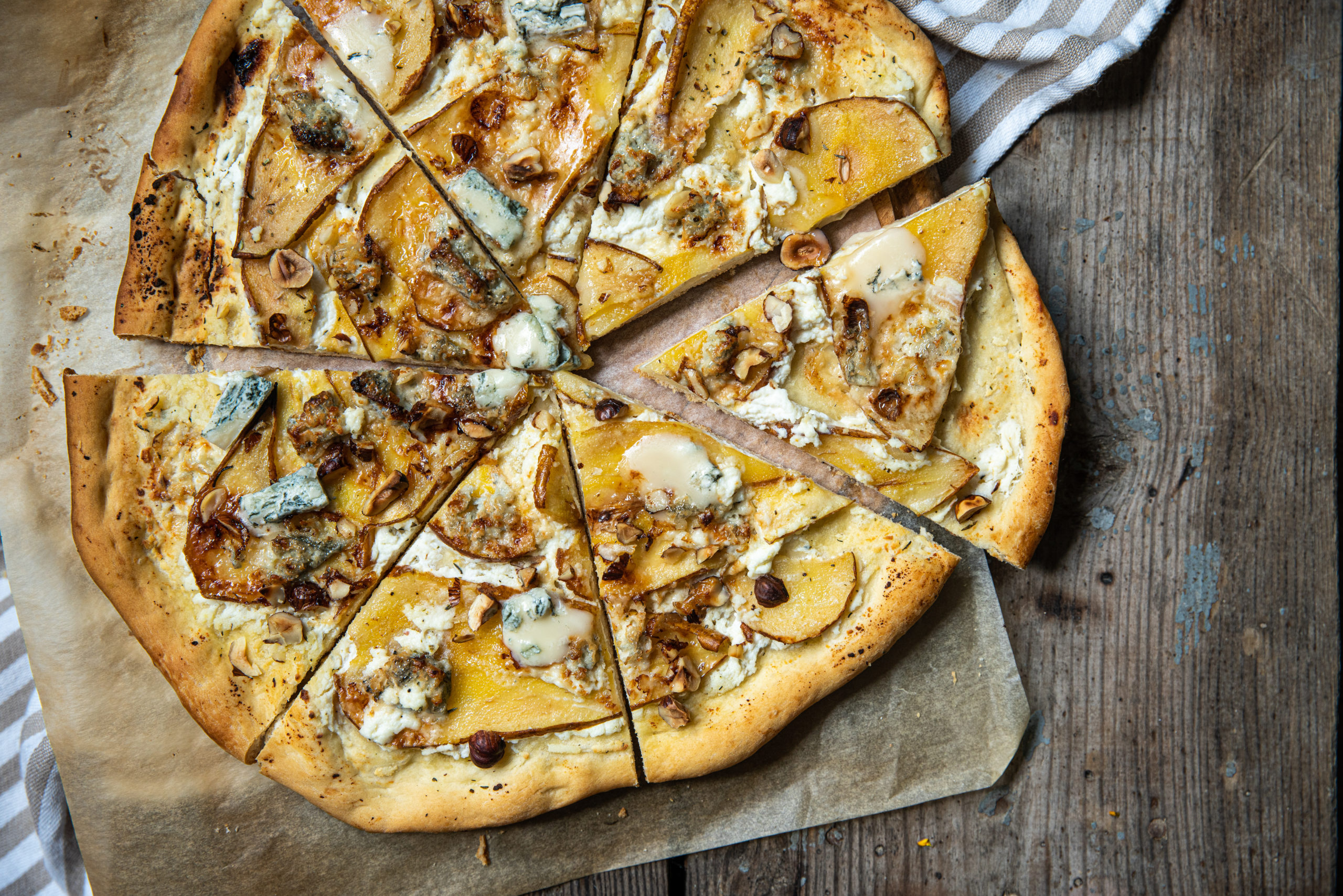 pizza met peer en gorgonzola