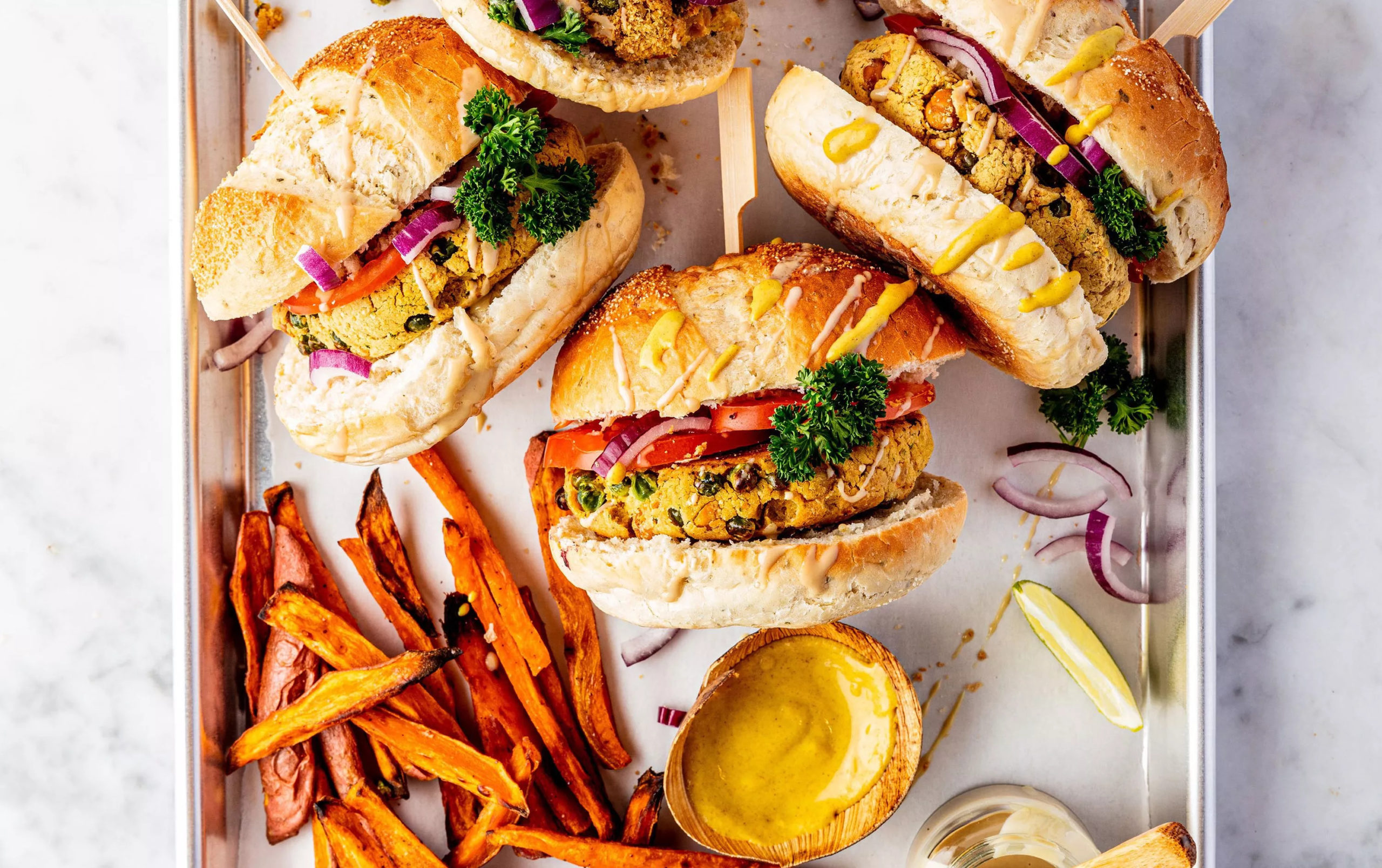 vegan falafelburger met zoete aardappelfriet
