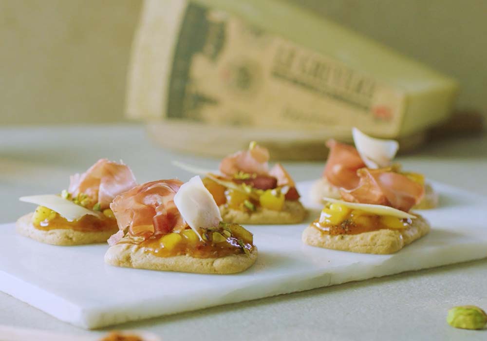 canapés met speculaas en le gruyère aop