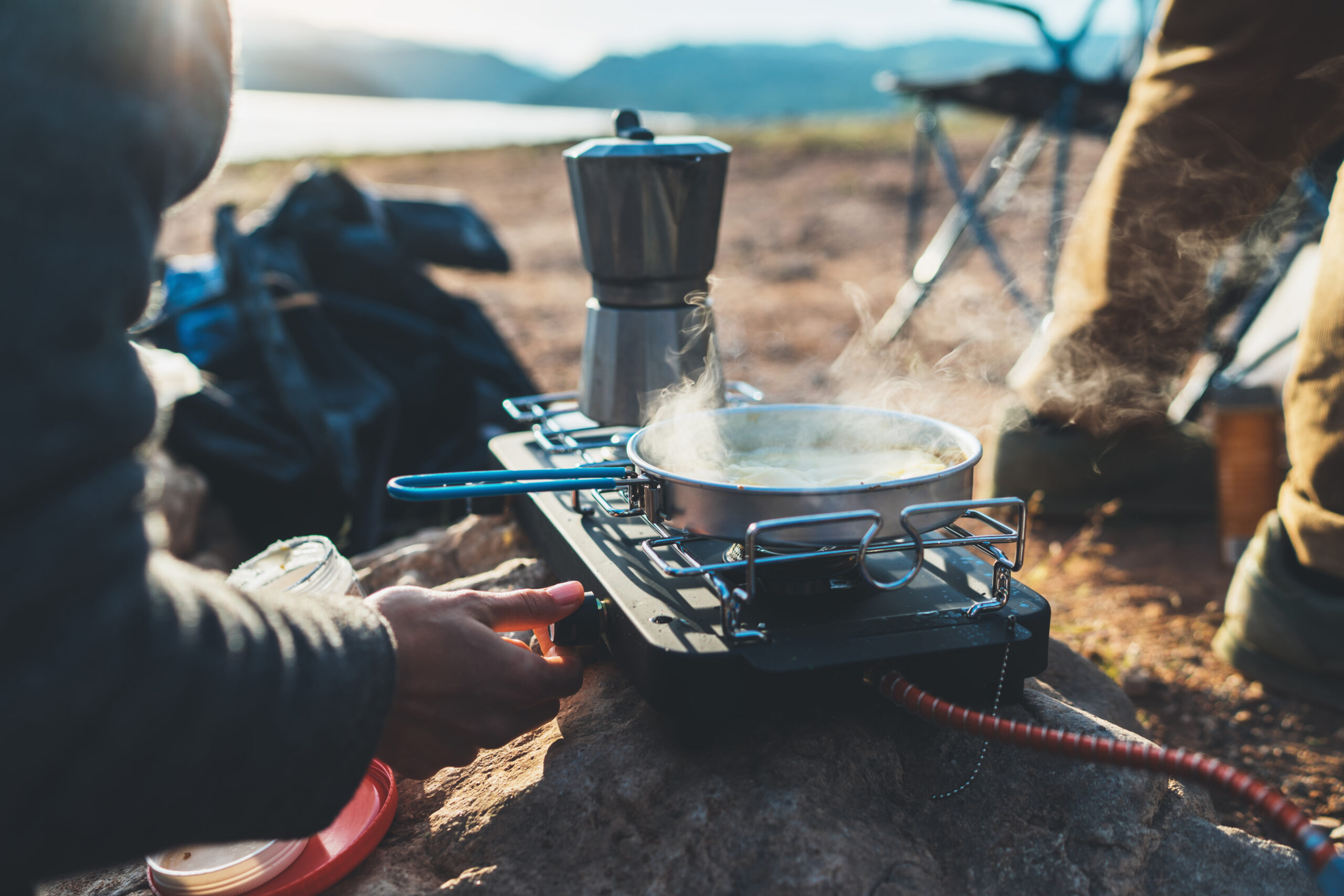 koken op de camping koffie water vuur