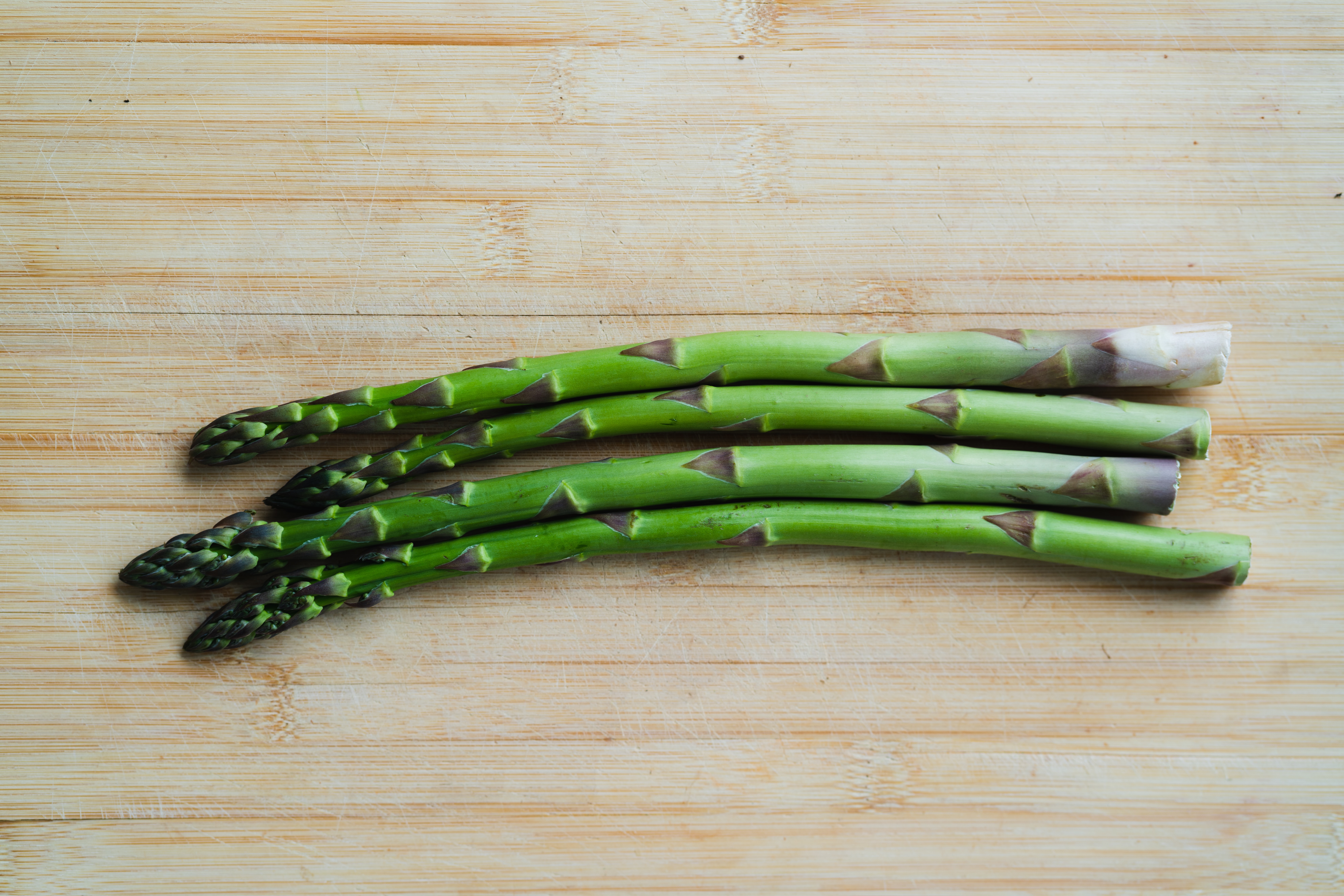 waarom stinkt urine na het eten van asperges?