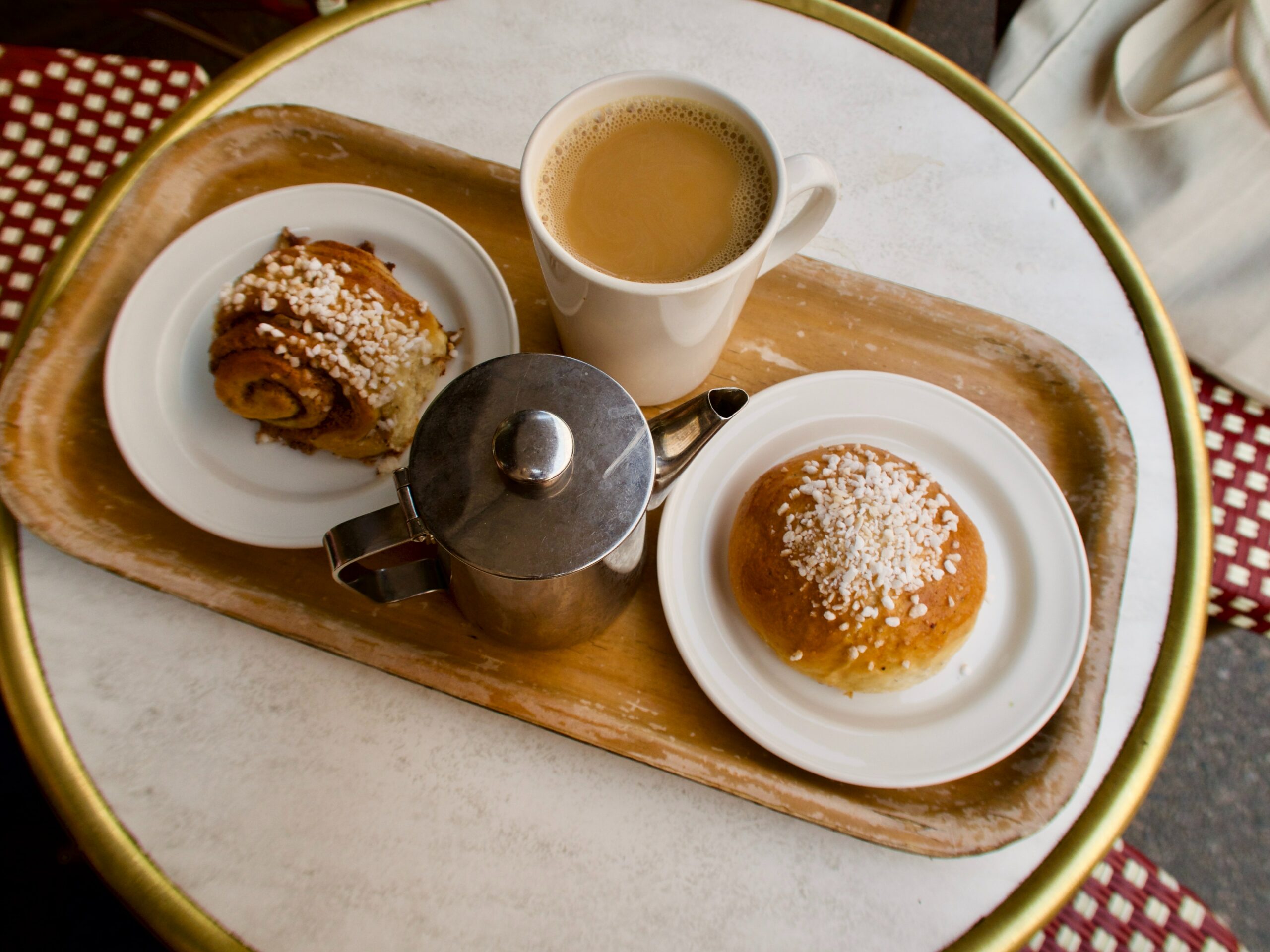 typisch voorbeeld van een Fika, met koffie en kaneelbroodjes