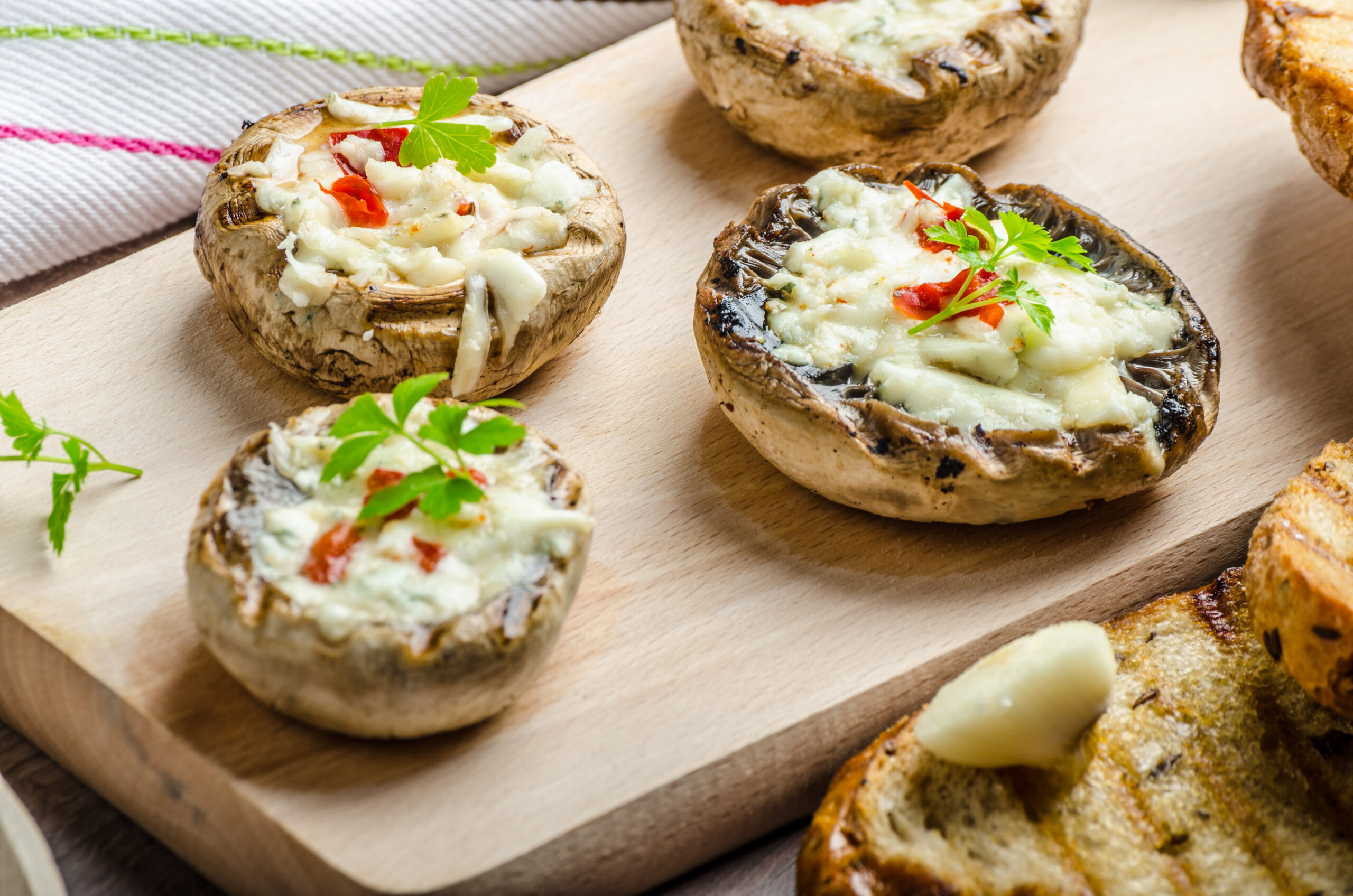 Gevulde champignons met gorgonzola en chili